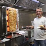 Mehmet Atasoy vor einem Dönerspieß im neuen Restaurant Kapadokya in Waltrop.