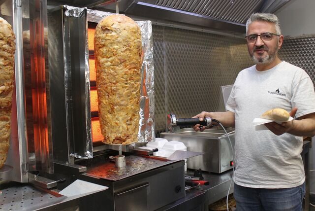 Mehmet Atasoy vor einem Dönerspieß im neuen Restaurant Kapadokya in Waltrop.