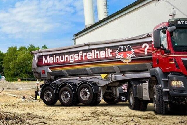 Einer der LKW mit der Botschaft „Meinungsfreiheit?“.