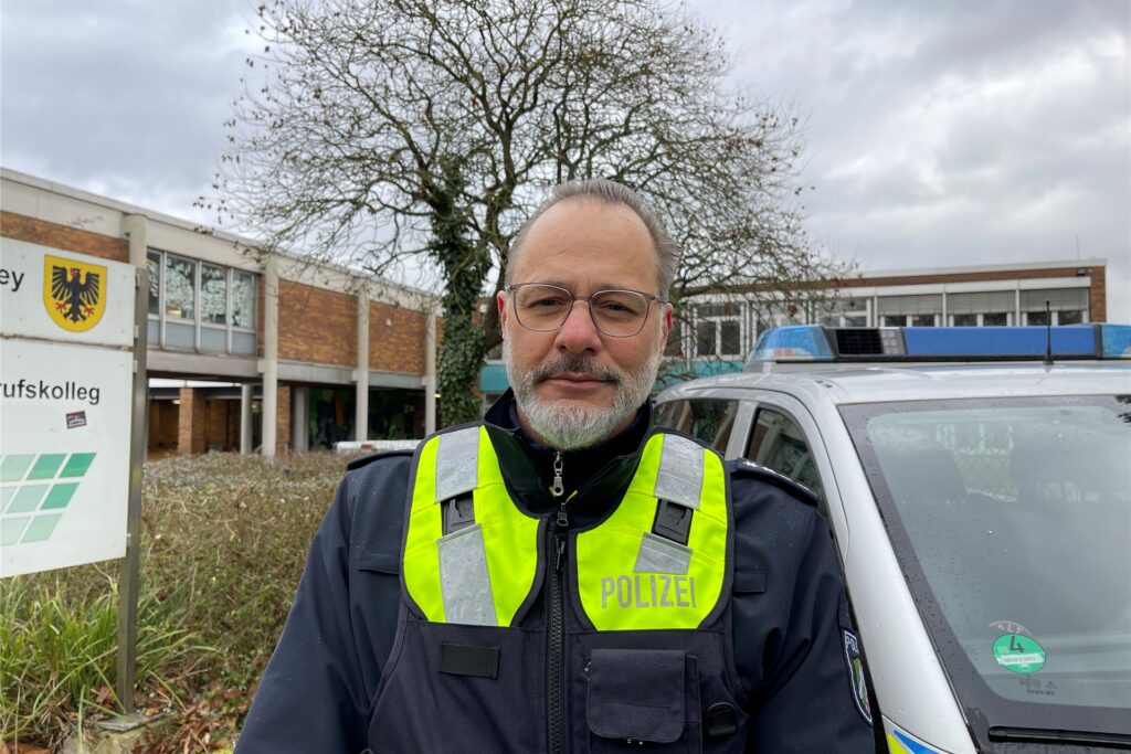 Polizeisprecher Torsten Sziesze hat vor Ort über den Polizeieinsatz am Paul-Ehrlich-Berufskolleg informiert. Polizeisprecher Torsten Sziesze hat vor Ort über den Polizeieinsatz am Paul-Ehrlich-Berufskolleg informiert.