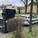 Das Ordnungsamt zieht Panzerblitzer Kai-Uwe als Anhänger zu einem Einsatzort in Marl.
