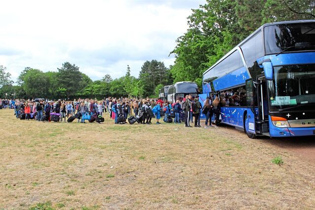 Schüler des THG steigen im Juli 2019 in einen Bus, um auf Klassenfahrt zu gehen.