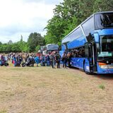 Schüler des THG steigen  im Juli 2019 in einen Bus, um auf Klassenfahrt zu gehen.