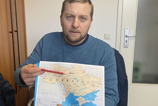 Ivan Stukert aus Waltrop zeigt auf eine Ukraine-Karte.