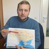 Ivan Stukert aus Waltrop zeigt auf eine Ukraine-Karte.