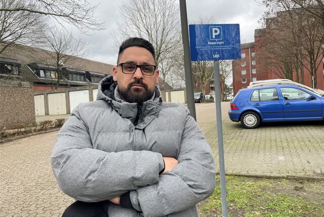 Ein LEG-Mieter steht mit verschränkten Armen auf dem Parkplatz am Händelweg.