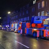 Die Feuerwehr ist zur Castroper Straße in Datteln ausgerückt. Gemeldet ist ein Wohnungsbrand mit „MANV“, einem Massenanfall von Verletzten.