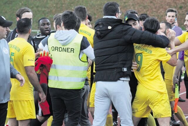 Rudelbildung nach dem Kreisliga-Derby zwischen dem FC 96 Recklinghausen und SW Röllinghausen: Solche Szenen will der Fußballkreis in Spitzenspielen möglichst verhindern.