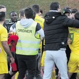 Rudelbildung nach dem Kreisliga-Derby zwischen dem FC 96 Recklinghausen und SW Röllinghausen: Solche Szenen will der Fußballkreis in Spitzenspielen möglichst verhindern.