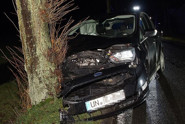 Dieser Wagen nahm erheblichen Schaden an, als er an der Heerener Straße gegen einen Baum stieß. Die Fahrerin schien gemessen daran glimpflich davon gekommen zu sein.