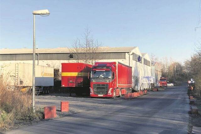 Die Firmenhallen von Omsk Carbon in Waltrop, davor stehen einige Lkw.