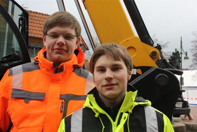 Erik Sißmann (re.) und Jens Hundrup stehen vor dem Pyjamaball-Zelt auf dem Marktplatz Waltrop.