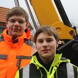Erik Sißmann (re.) und Jens Hundrup stehen vor dem Pyjamaball-Zelt auf dem Marktplatz Waltrop.