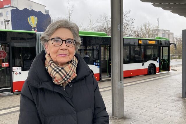 Eine Frau steht am Busbahnhof in Marl.
