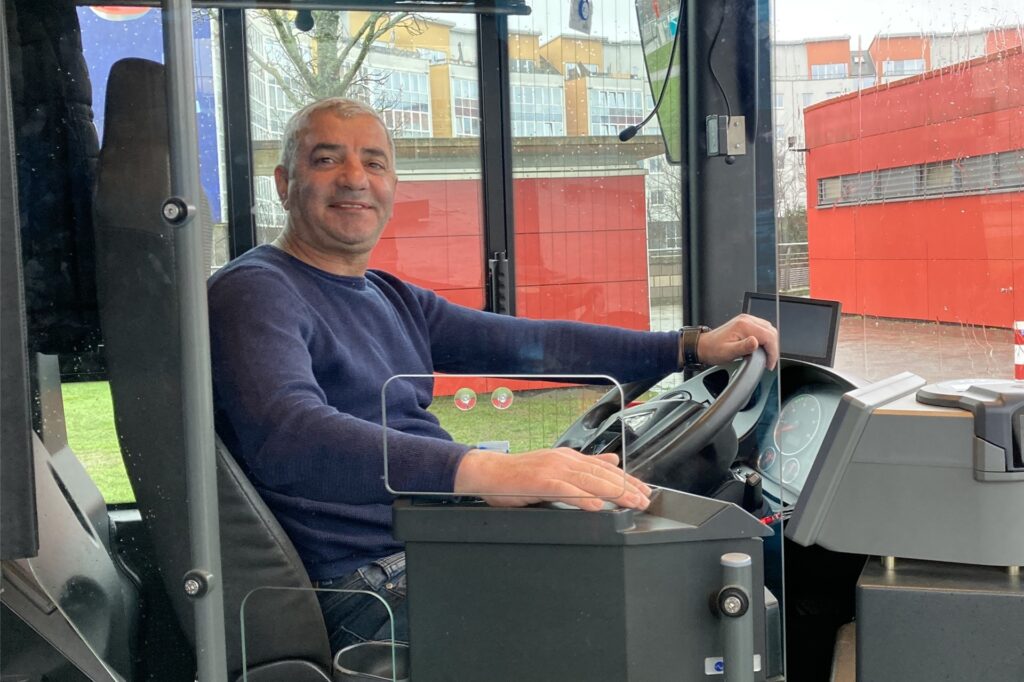 Ein Busfahrer sitzt am Steuer eines Busses im öffentlichen Personennahverkehr. Ein Busfahrer sitzt am Steuer eines Busses im öffentlichen Personennahverkehr.