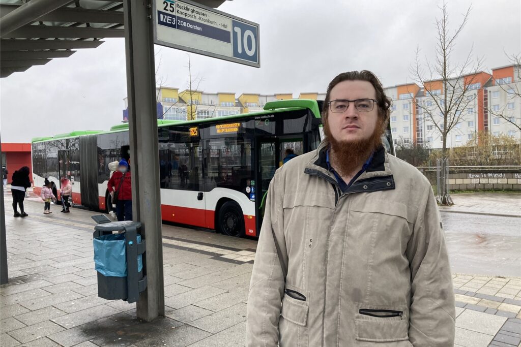 Ein Fahrgast wartet am Marler Stern auf den Bus. Ein Fahrgast wartet am Marler Stern auf den Bus.