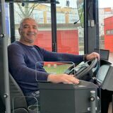 Ein Busfahrer der Vestischen sitzt am Steuer seines Nahverkehrsbusses.
