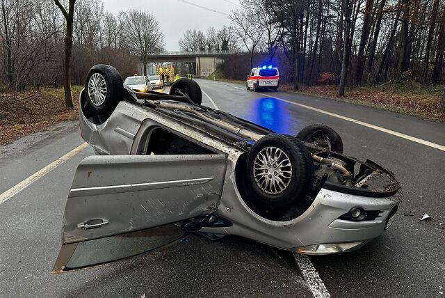 Das Auto kam von der Straße ab, streifte mehrere Bäume und kippte aufs Dach.