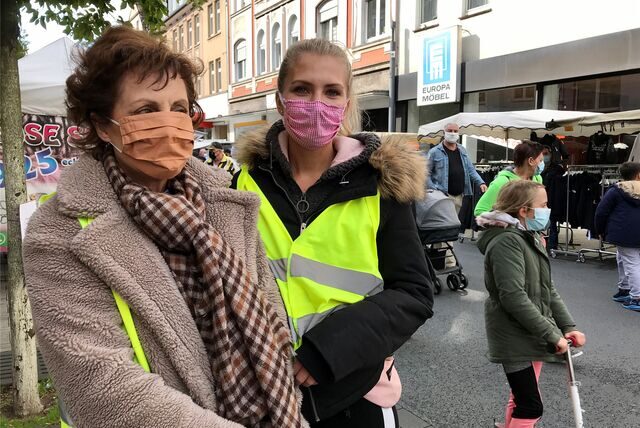 Trödelmarkt-Veranstalterin Ute Brinckmann und ihre Tochter Christine