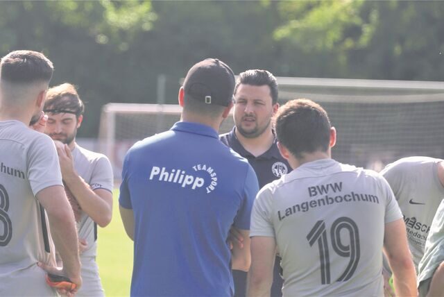 Nassir Malyar im Kreise seiner Spieler