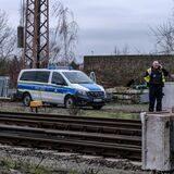 Polizisten sichern nach einem Zugunglück in Recklinghausen die Gleise an der Unfallstelle.