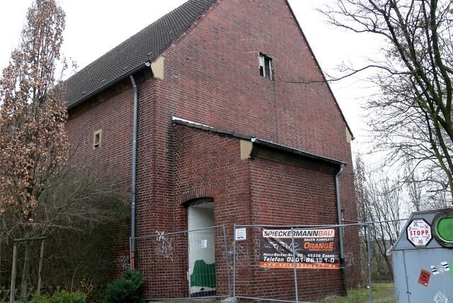 Der Bunker am Stutenteich in Waltrop, davor ein Bauzaun.