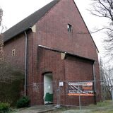 Der Bunker am Stutenteich in Waltrop, davor ein Bauzaun.