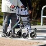 Eine Person ist mit dem Rollator unterwegs (Symbolbild)