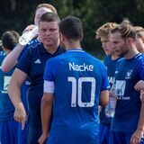 Die Spieler des TuS Sythen machen eine Trinkpause.