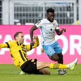 Michael Eberwein geht in einen Zweikampf.