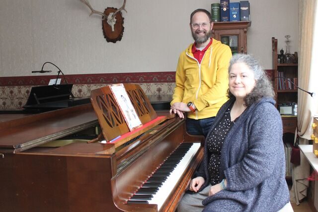 Thomas und Angelika Neuleben am Flügel: Die beiden Kirchenmusiker proben jetzt wieder mit Kindern für ein Musical in Waltrop.