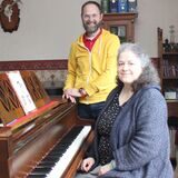 Thomas und Angelika Neuleben am Flügel: Die beiden Kirchenmusiker proben jetzt wieder mit Kindern für ein Musical in Waltrop.