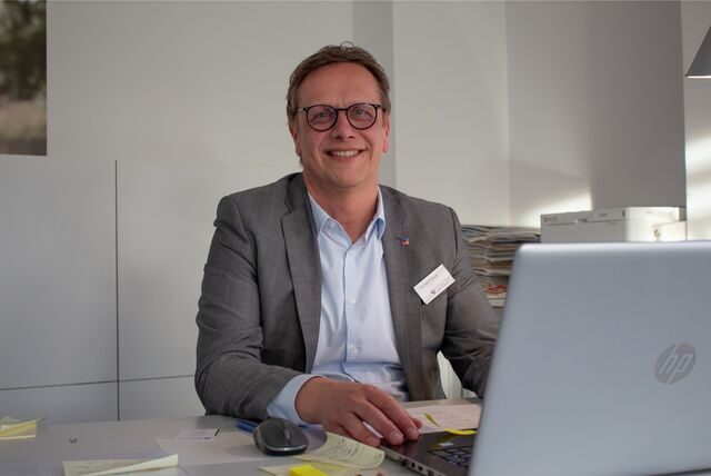 Ein Mann sitzt an einem Computer