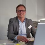 Ein Mann sitzt an einem Computer