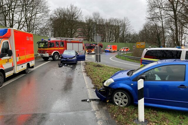 In einer Autobahnauffahrt stehen Unfallautos und Rettungsfahrzeuge.