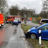 In einer Autobahnauffahrt stehen Unfallautos und Rettungsfahrzeuge.