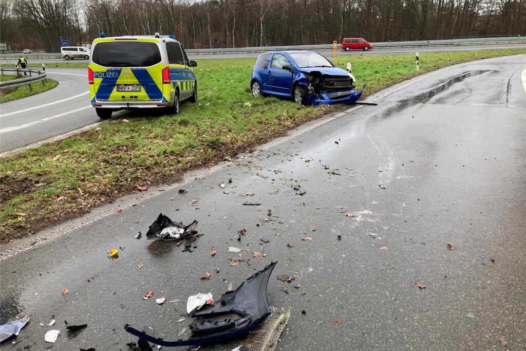 Nach einem Unfall liegen Trümmerteile weit auf der Fahrbahn verteilt.