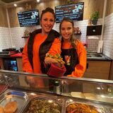 Elisa Illburger (35) und ihre Tochter Mia Luisa (10) in ihrem Foodtruck
