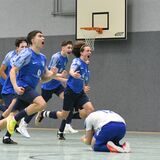 Wir waren mit der Kamera auf Ballhöhe: Das Hallenstadtmeisterschafts-Turnier der B-Junioren gipfelte im Endspiel mit einem Schießen von 14 Neunmetern zwischen dem FC Frohlinde und Wacker Obercastrop.