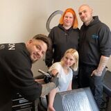 Bereits am Eröffnungstag im Studio von Nicole und Lucas Schulz (hinten) setzt Tattoo-Artist Salu die Nadel bei einer Kundin an.
