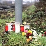 Grablichter und Blumen wurden neben Gleisen niedergelegt.