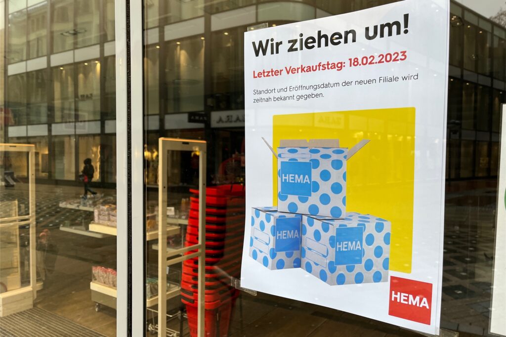 Der Aushang im Fenster wirft Fragen auf.