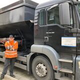 Mit seinem 25 Tonnen schwerem Lkw, dem „Kohlenkuli“, kann Andreas Schmidt etwa 15 Tonnen Kohlen transportieren.
