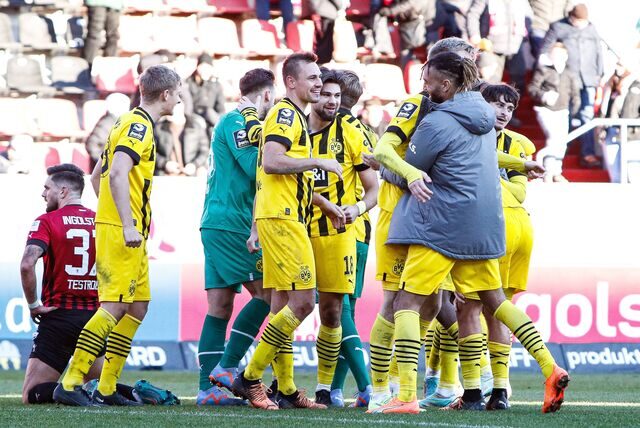Die Spieler der BVB-U23 bejubeln den Sieg in Ingolstadt.