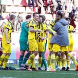 Die Spieler der BVB-U23 bejubeln den Sieg in Ingolstadt.