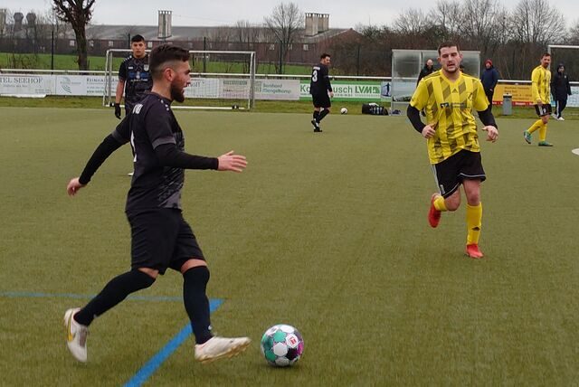 Güney-Ali Öztürk (am Ball) und SW Meckinghofen ließen Westfalia Vinnum um Leon Bettermann (r.) die meiste Zeit laufen.