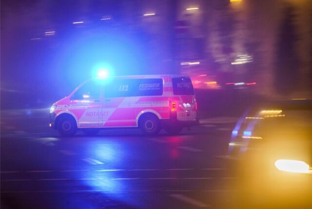 Ein Rettungswagen mit Blaulicht fährt über eine Straße
