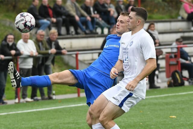 Aktuell ist der FC Altenbochum (blaue Trikots) in der Bezirksliga 10 allen anderen Teams weit voraus.