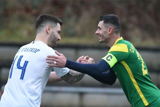 Als Kapitän des FC Castrop Rauxel begrüßte Mario Djordic (l) seinen Gegenüber vom CF Kurdistan Bochum.