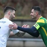 Als Kapitän des FC Castrop Rauxel begrüßte Mario Djordic (l) seinen Gegenüber vom CF Kurdistan Bochum.